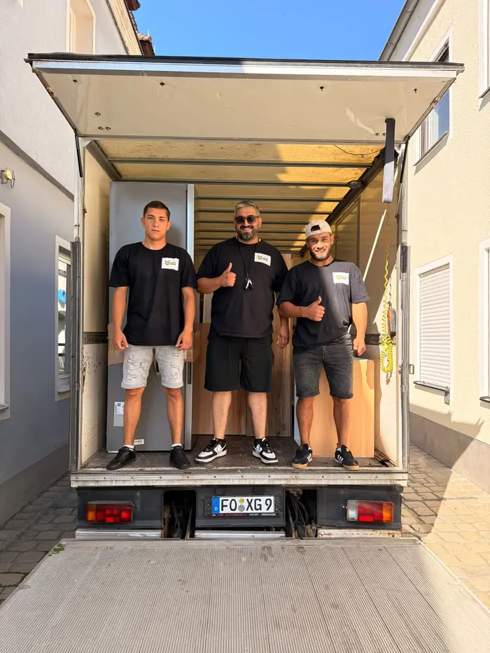 Das Team von Luchs Umzüge im beladenen Umzugswagen