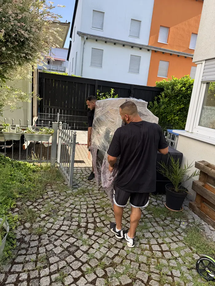 Luchs Umzüge transportiert verpackte Möbel aus dem Haus
